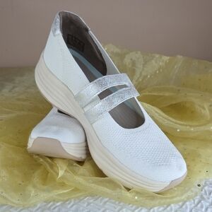 Life Stride B Zees Air Step White Knit Mary Jane with Silver Straps Size 11.